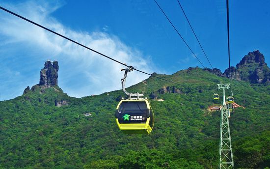 天空之城——梵净山    🧑‍🏫，    呀北半球最古老的生态乐园