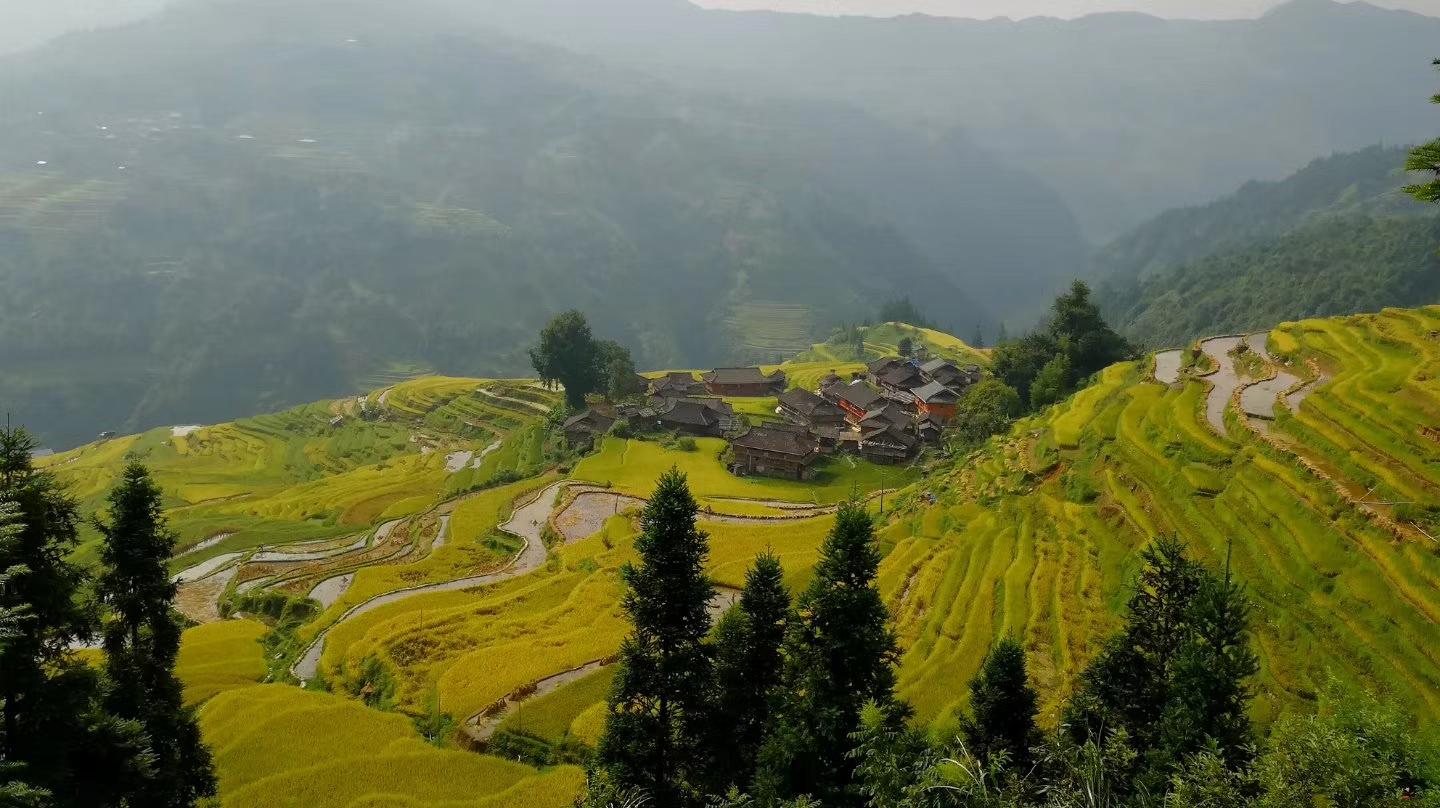 西江千户苗寨寻宝-祈福梵净山-探秘枪手部落-溶洞神秘造纸-肇兴侗寨-镇远古城-苗银锻造体验