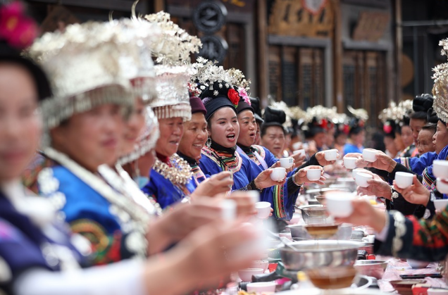 贵州丹寨:万人长桌宴 欢乐庆苗年 贵州丹寨:万人长桌宴 欢乐庆苗年