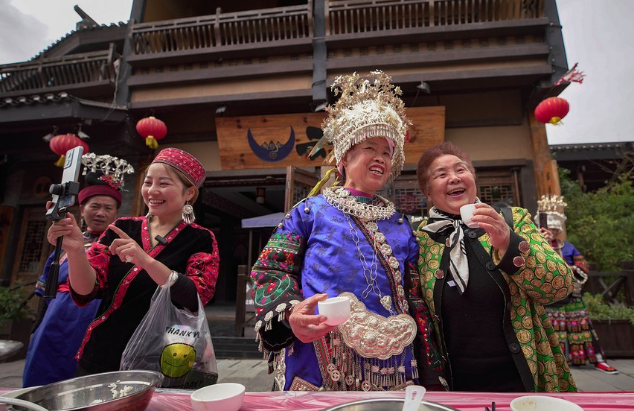 贵州丹寨：万人长桌宴 欢乐庆苗年