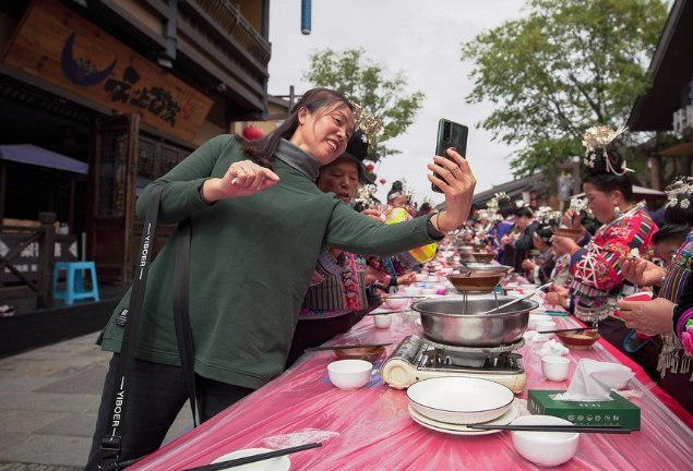 贵州丹寨：万人长桌宴 欢乐庆苗年