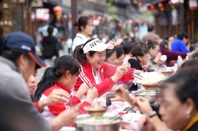 贵州丹寨：万人长桌宴 欢乐庆苗年