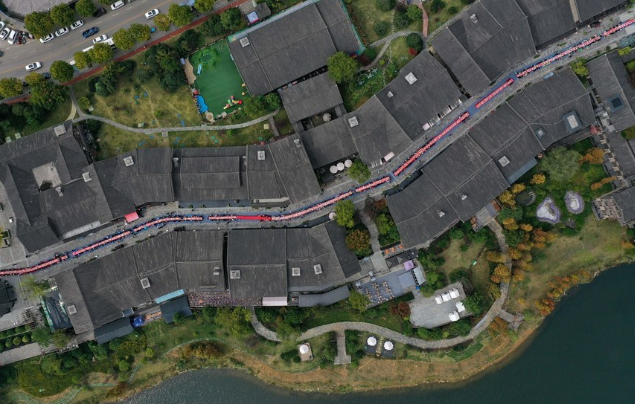 贵州丹寨：万人长桌宴 欢乐庆苗年