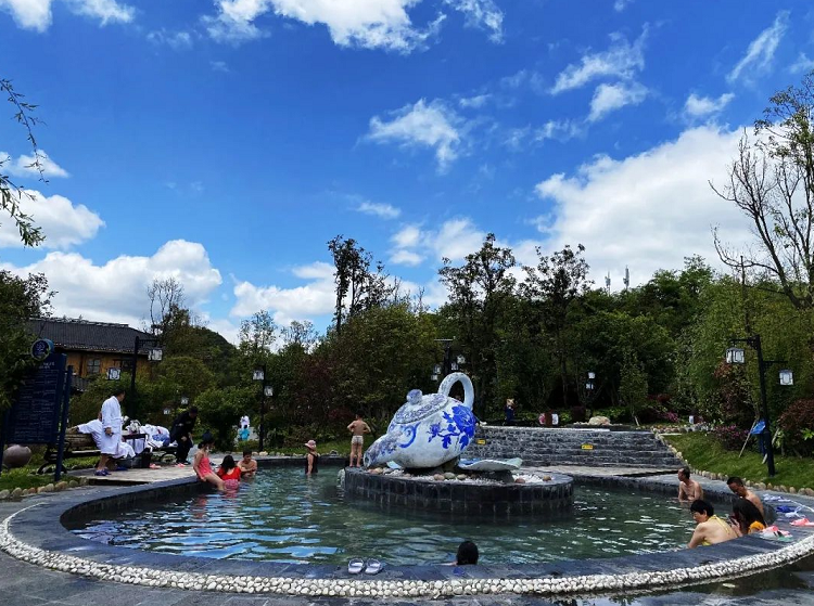 走，这个冬季去百里杜鹃泡温泉吧！