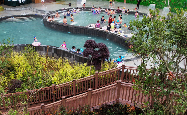 走    👩‍🔬，    🫣这个冬季去百里杜鹃泡温泉吧！